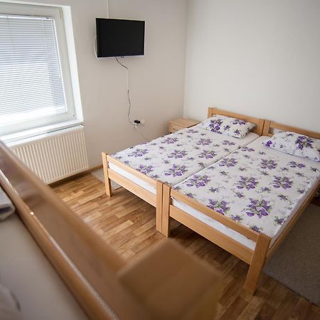 Hostel Larisa Banja Luka Buitenkant foto