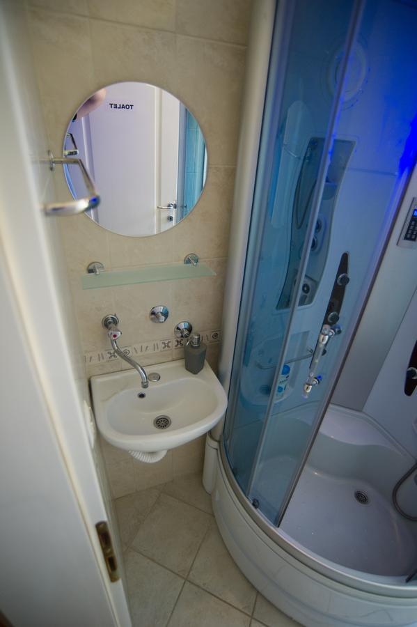 Hostel Larisa Banja Luka Buitenkant foto