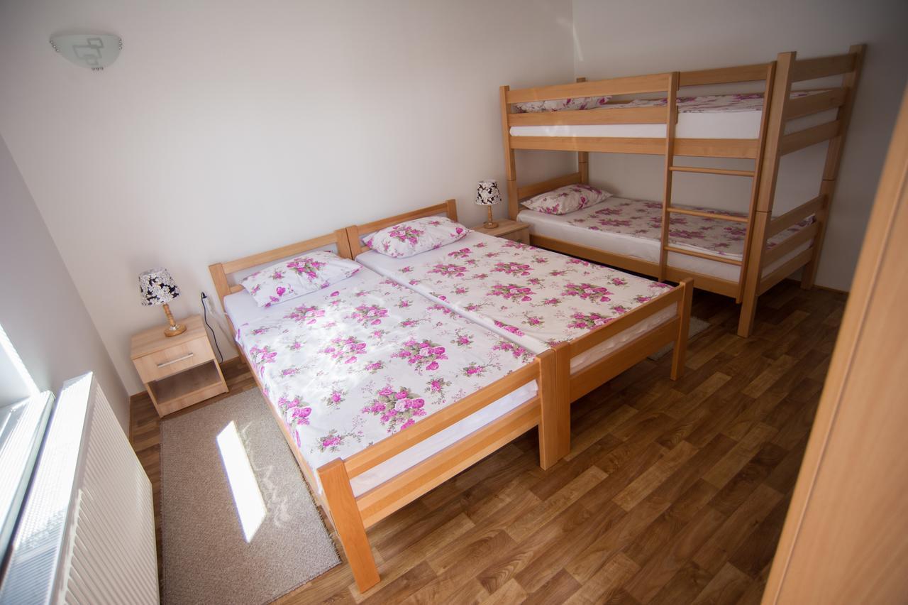 Hostel Larisa Banja Luka Buitenkant foto
