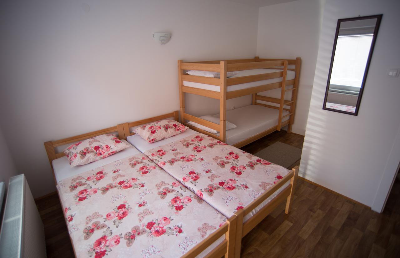 Hostel Larisa Banja Luka Buitenkant foto