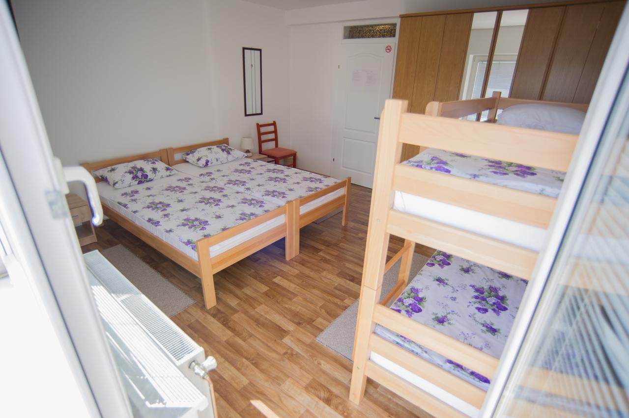 Hostel Larisa Banja Luka Buitenkant foto
