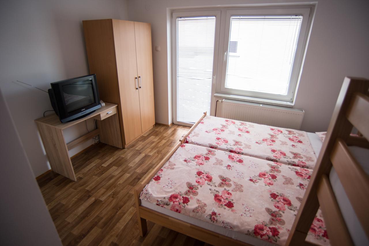 Hostel Larisa Banja Luka Buitenkant foto