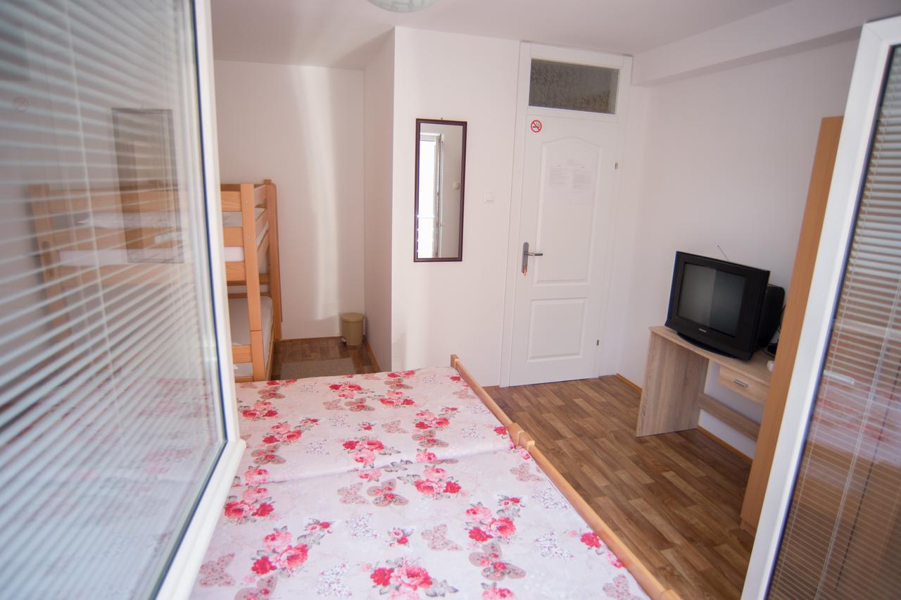 Hostel Larisa Banja Luka Buitenkant foto