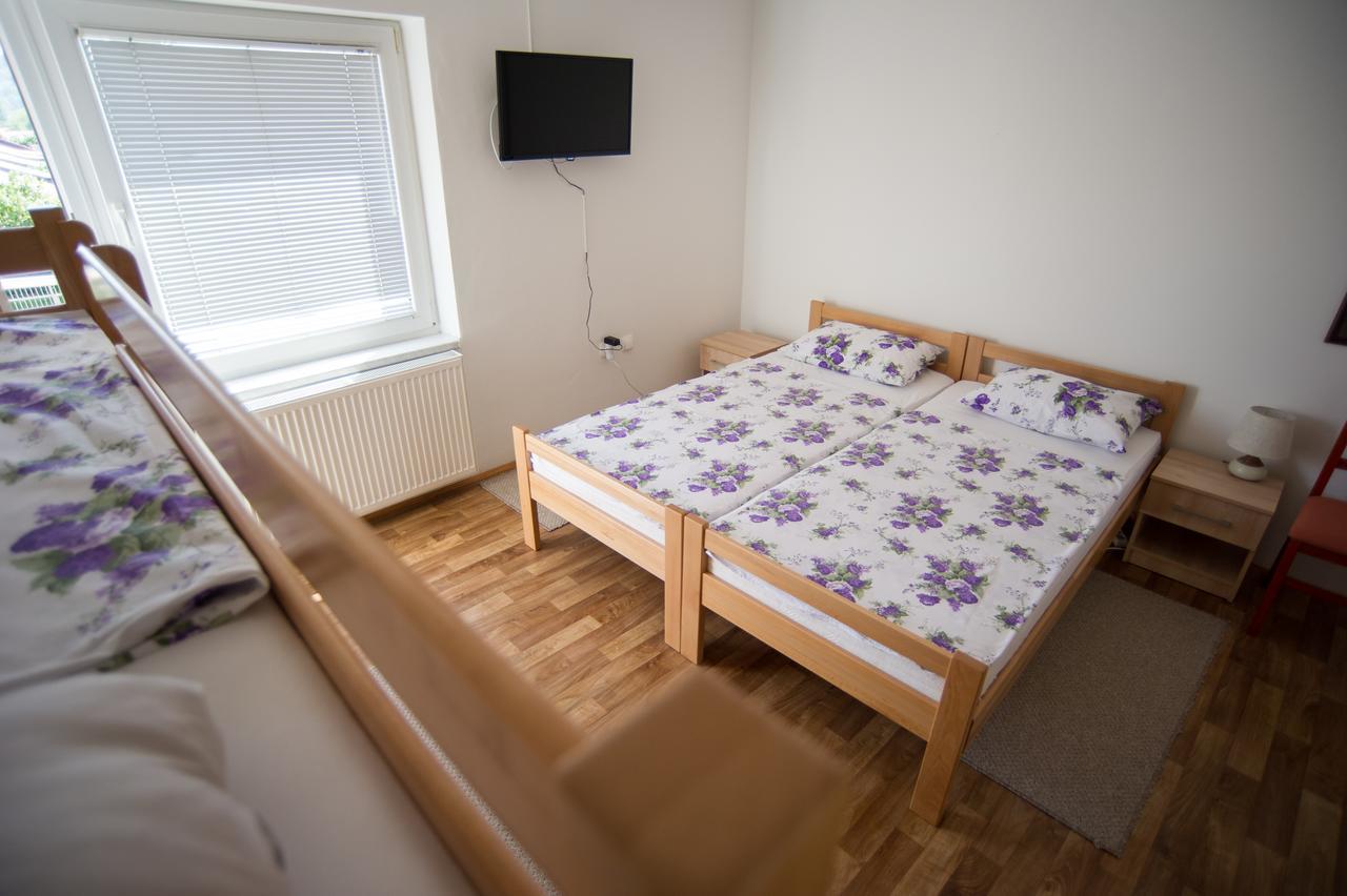 Hostel Larisa Banja Luka Buitenkant foto