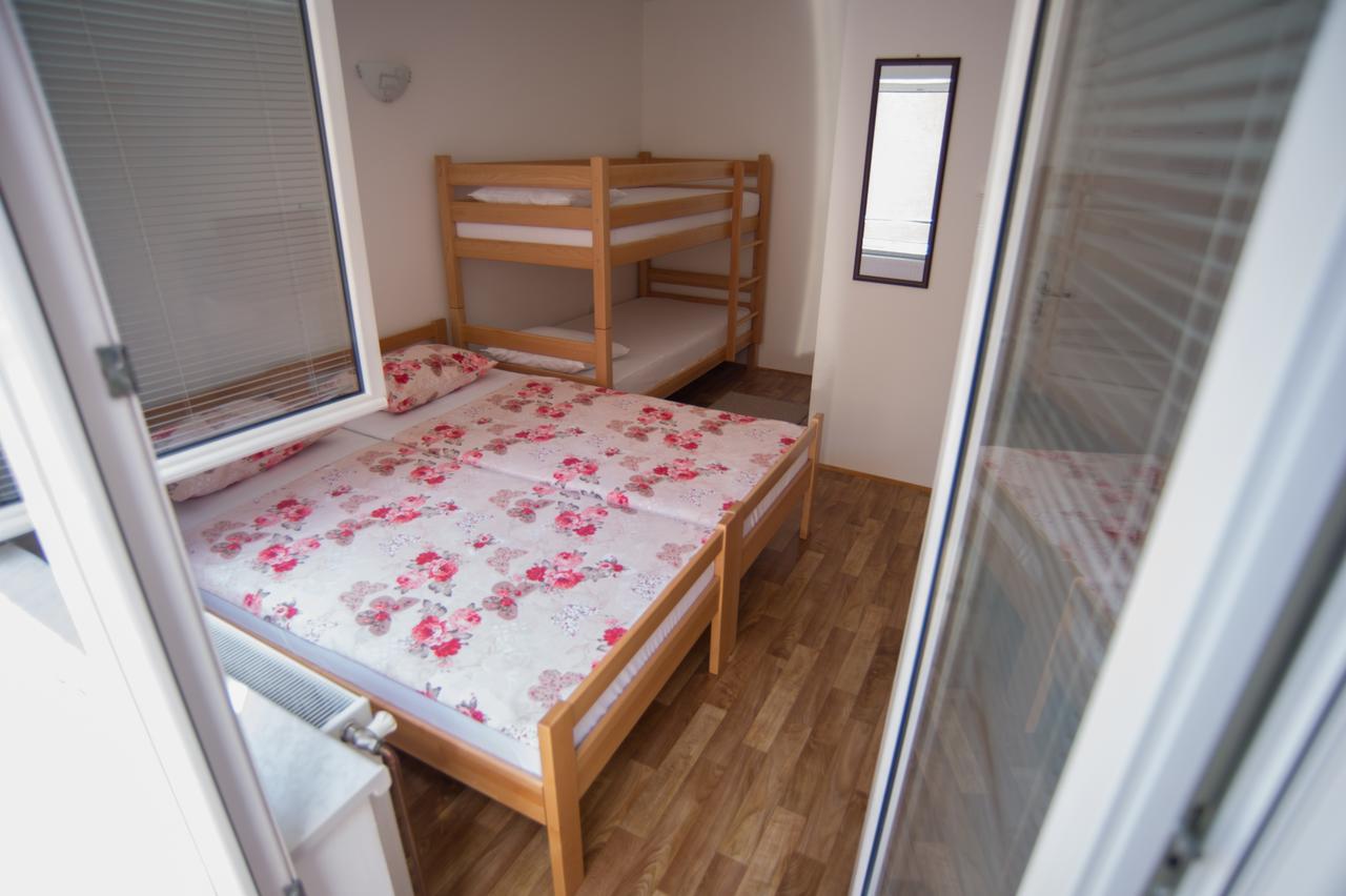 Hostel Larisa Banja Luka Buitenkant foto